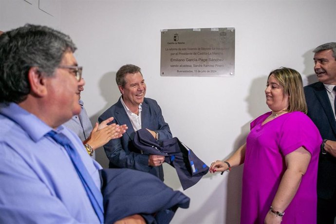 Inauguración de la ampliación y reforma de la vivienda de mayores de Buenasbodas.