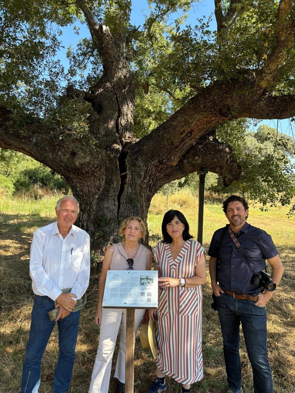 Descubrmiento de la placa en el Bosque Poético