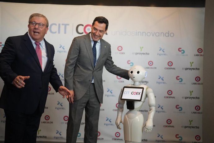 El presidente de Coexphal, Juan Antonio González, junto al presidente de la Junta de Andalucía, Juanma Moreno, en la inauguración del CIT Coex de Coexphal en La Mojonera (Almería).