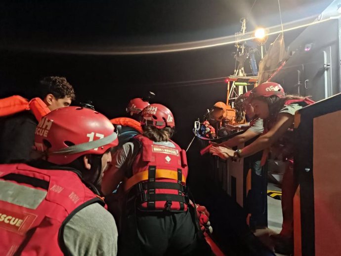 El barco Aita Mari rescata en el Mediterráneo a 34 personas