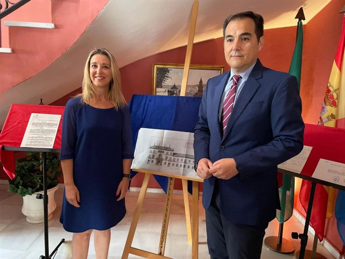 La alcaldesa de Alcalá de Guadaíra, Ana Isabel Jiménez, y el consejero de Justicia, José Antonio Nieto, en el Ayuntamiento alcalareño.