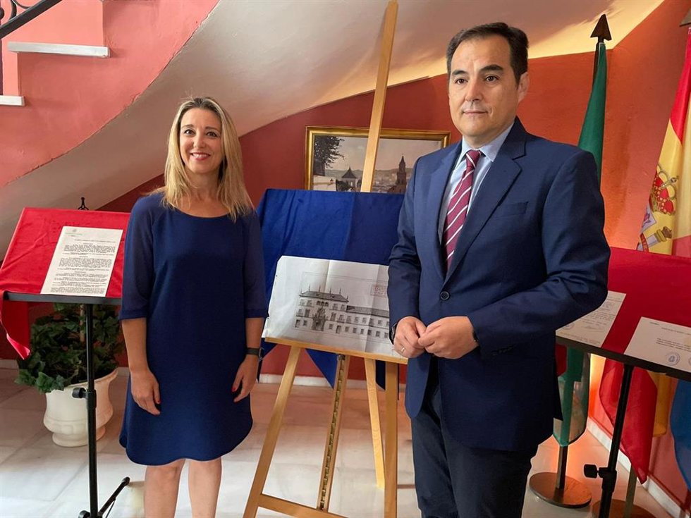 La alcaldesa de Alcalá de Guadaíra, Ana Isabel Jiménez, y el consejero de Justicia, José Antonio Nieto, en el Ayuntamiento alcalareño.