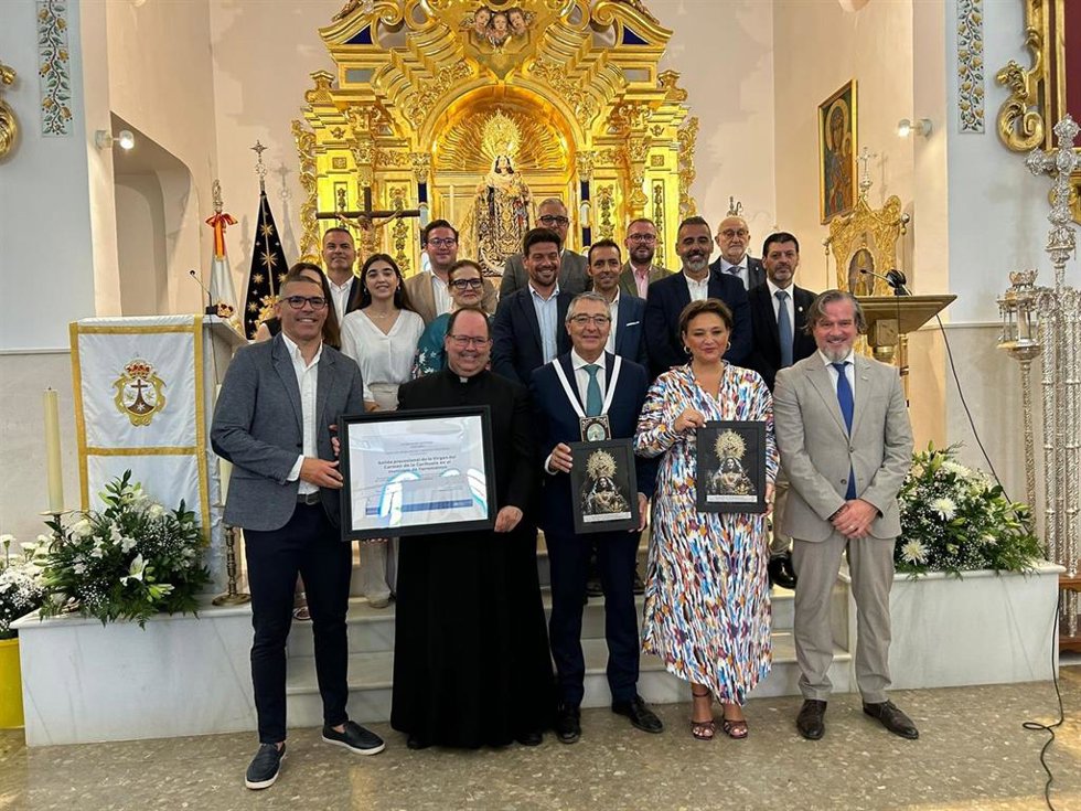 El presidente de la Diputación de Málaga, Francisco Salado, la alcaldesa de Torremolinos, Margarita del Cid, y miembros de la Hermandad de la Virgen del Carmen de La Carihuela.