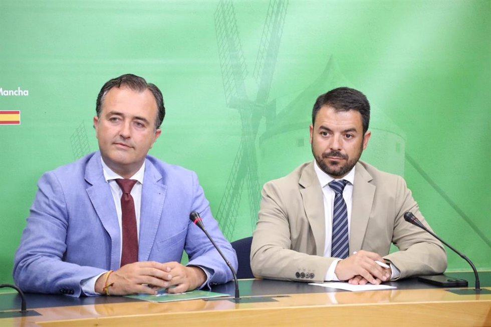 El presidente del Grupo Parlamentario Vox en las Cortes de C-LM, David Moreno, y el portavoz, Iván Sánchez.