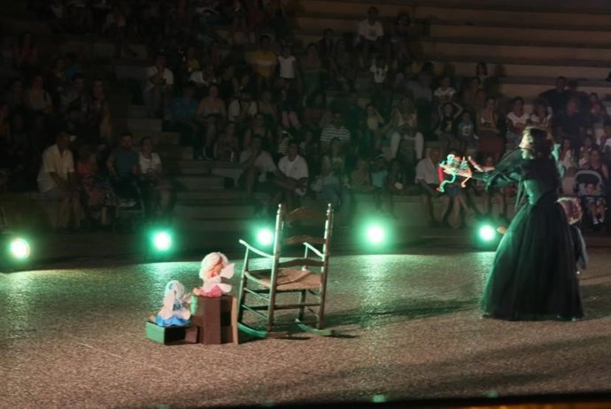 Un momento de un espectáculo circense como imagen de recurso.