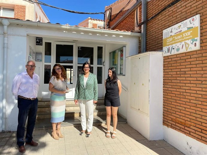 La delegada de Desarrollo Educativo y Formación Profesional de la Junta en Granada, María José Martín Gómez, ha visitado las obras de eliminación de barreras arquitectónicas en el CEIP Juan XXIII de Caniles.