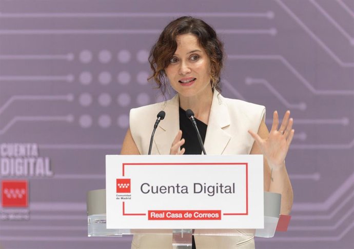 La presidenta de la Comunidad de Madrid, Isabel Díaz Ayuso, presenta la Cuenta Digital, la nueva aplicación móvil de la Administración autonómica, en la Real Casa de Correos, a 15 de julio de 2024, en Madrid (España). La Cuenta Digital es una nueva apli