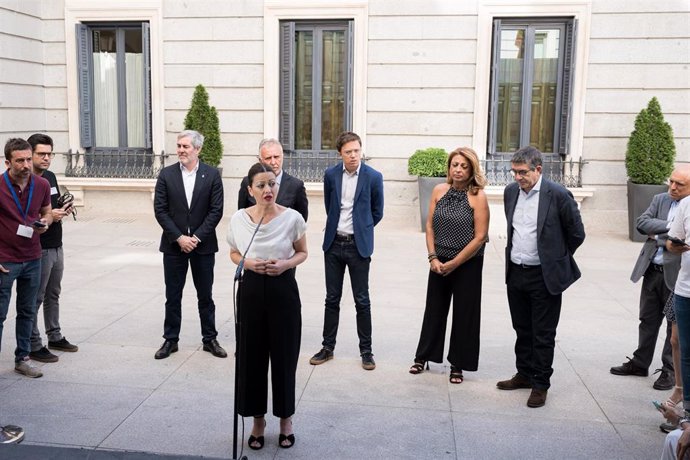 (I-D) La ministra de Infancia y Juventud, Sira Rego, tras el registro de la Proposición de Ley para la modificación del artículo 35 de la Ley de Extranjería, en el Congreso de los Diputados, a 15 de julio de 2024, en Madrid (España). 