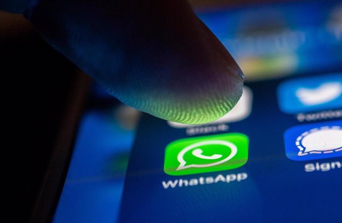 Un dedo sobre el icono de la app WhatsApp