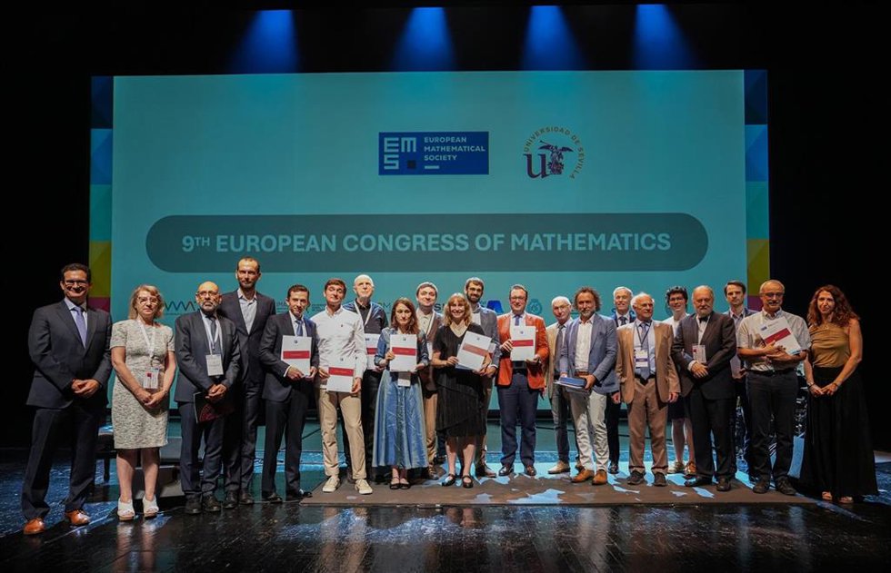 Foto de grupo con los premiados en la inauguración del 9 edición del Congreso Europeo de Matemáticas. 