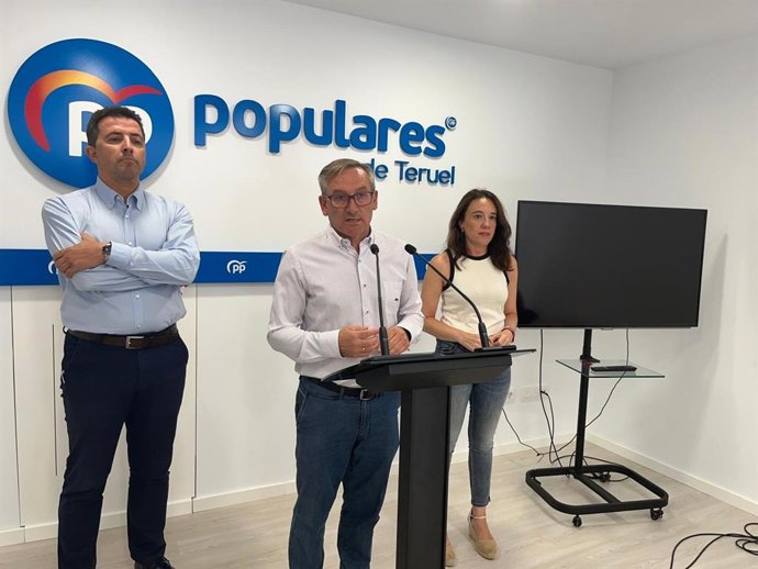 El presidente del PP Teruel, Joaquín Juste, y los diputados al Congreso por esta provincia, Alberto Herrero y Raquel Clemente.