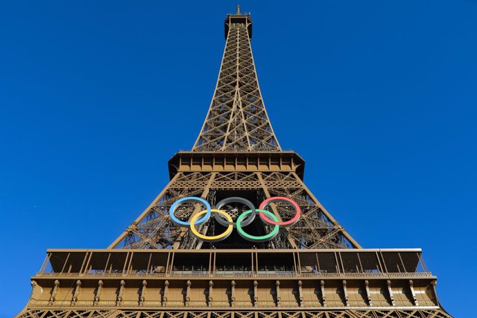 10 July 2024, France, Paris: The Eiffel Tower harbors the OLYMPIC RINGS for the Paris 2024 Olympic Games. Photo: Mickael Chavet/ZUMA Press Wire/dpa