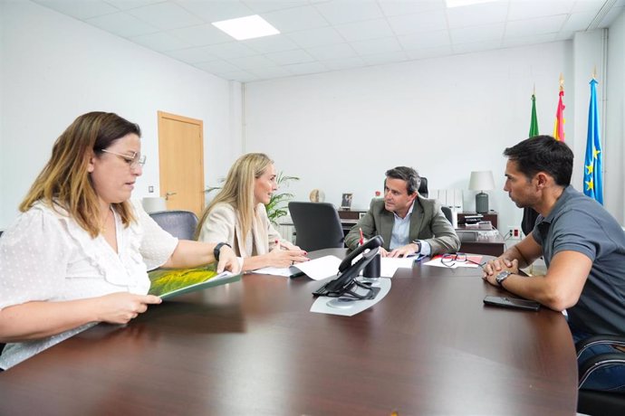 El secretario general del PSOE de Extremadura, Miguel Ángel Gallardo, se reúne con representantes de la compañía Japan Tobacco International (JTI)