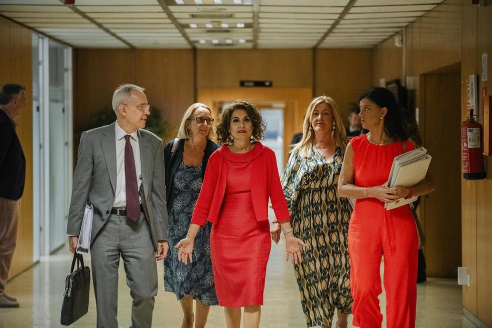 La vicepresidenta primera del Gobierno y ministra de Hacienda, María Jesús Montero (c), llega a presidir el Consejo de Política Fiscal y Financiera (CPFF), a 15 de julio de 2024, en Madrid (España). Cada mes de julio, se celebra el Consejo de Política F