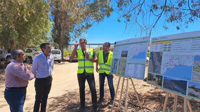 El delegado territorial de Agricultura, Pesca, Agua y Desarrollo Rural en Málaga, Fernando Fernández Tapia-Ruano, visita junto al alcalde de Álora (Málaga), Francisco Martínez Subires, las actuaciones de mantenimiento del cauce