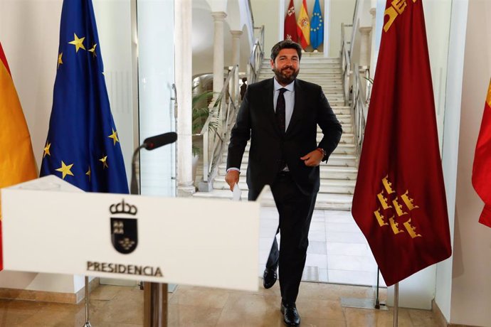 El presidente del Gobierno murciano, Fernando López Miras, a su llegada a una rueda de prensa, en el Palacio de San Esteban, a 15 de julio de 2024, para informar de la nueva composición del Consejo de Gobierno.