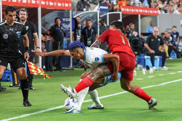 Ronald Araujo (L) and Bolivia's Carmelo Algaranaz battle for the ball during the CONMEBOL Copa America 2024 Group C soccer match between Uruguay and Bolivia at the MetLife Stadium East Rutherford.