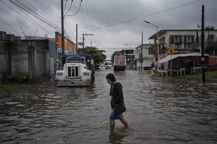 Una calle inundada al paso del huracán 'Beryl' por México