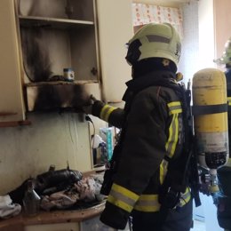 Bomberos extinguen un incendio en la cocina de una vivienda en Reinosa