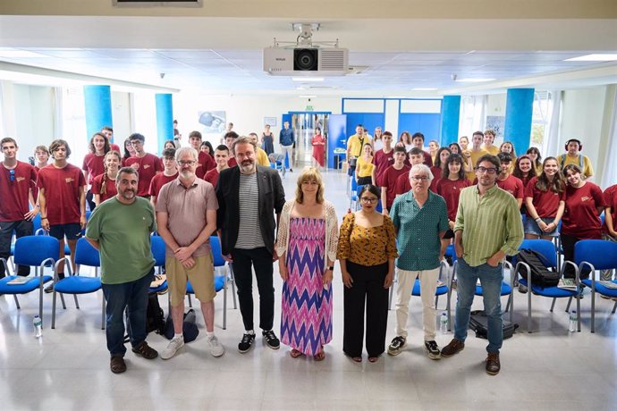 La consejera Ana Ollo (centro) durante su encuentro con jóvenes que participan en el programa 'Ruta al Exilio'.