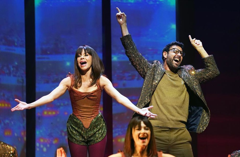 Archivo - Los actores protagonistas Miquel Fernández (d) y María Adamuz (i), durante el pase gráfico del musical 'Tocando nuestra canción' 
