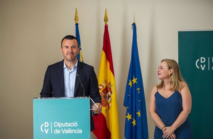 El presidente de la Diputación de Valencia, Vicent Mompó, y la vicepresidenta primera de la institución, Natàlia Enguix, hacen balance del primer año de gobierno de coalición PP-Ens Uneix.