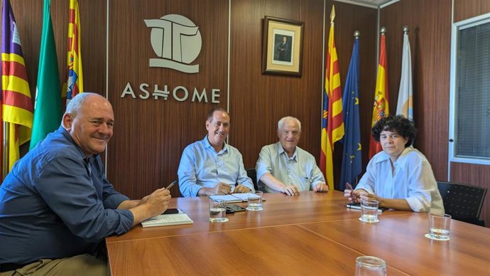 El conseller del Mar y del Ciclo del Agua, Juan Manuel Lafuente, reunido con representantes de la Asociación Hotelera de Menorca (Ashome).