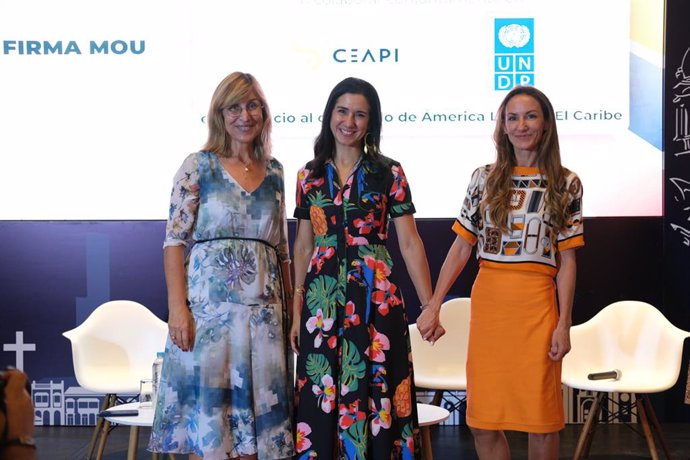 Núria Vilanova, presidenta de CEAPI, Michelle Muschett, directora regional del PNUD para América Latina y el Caribe, y Telma Ortiz, directora de Relaciones Institucionales de CEAPI