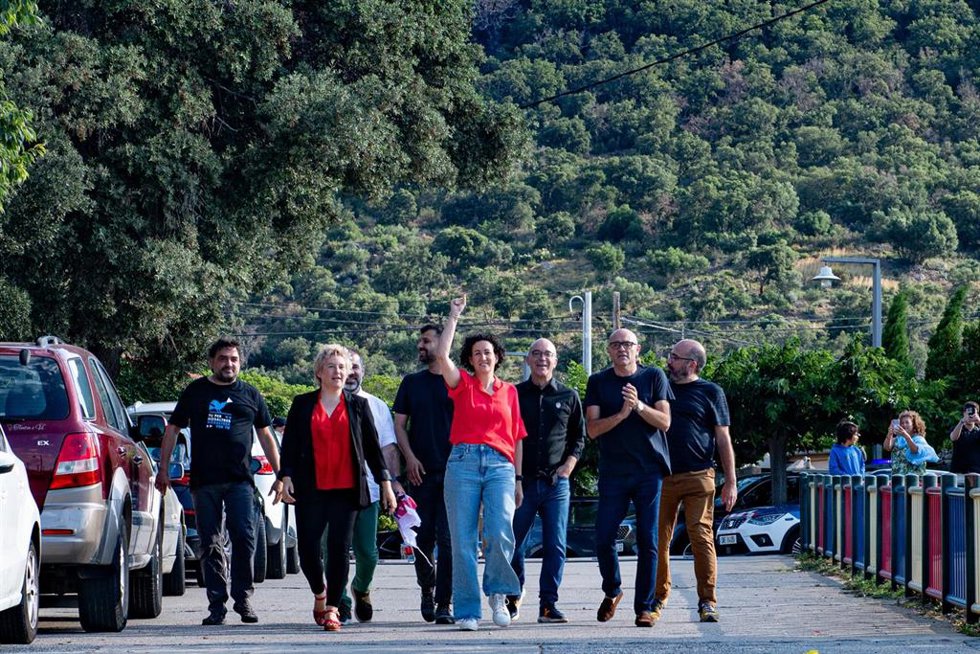 El periodista de 'La Directa', Jesús Rodríguez (i), el vicepresidente de mnium, Oleguer Serra (3i), el diputado de ERC en el Parlament, Rubén Wagensberg (4i), la secretaria general de ERC, Marta Rovira (c), y el activista Josep Campmajó (d), durante el