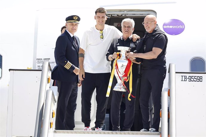 El capitán de la selección española de fútbol, Álvaro Morata, el presidente de la Real Federación Española de Fútbol, Pedro Rocha, y el seleccionador Luis de la Fuente, a su llegada al aeropuerto de Barajas con la Eurocopa de Alemania.