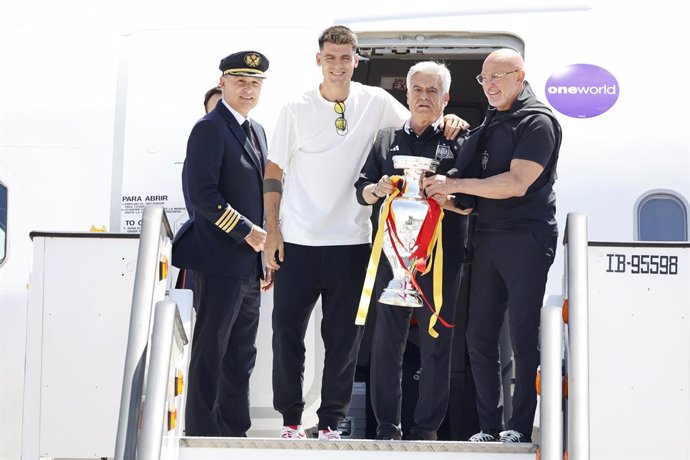 El capitán de la selección española de fútbol, Álvaro Morata, el presidente de la Real Federación Española de Fútbol, Pedro Rocha, y el entrenador de la selección española de fútbol, Luis de la Fuente, a su llegada al aeropuerto, a 15 de julio de 2024, en