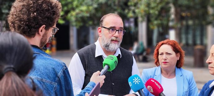 Paco Puentedura y Mari Carmen Pérez atienden a los medios.