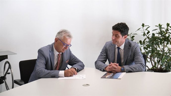 Firma del convenio entre el Consorcio Parque de las Ciencias y el Hospital Universitario Clínico San Cecilio  para el desarrollo conjunto del proyecto 'Hospital de las Ciencias'.