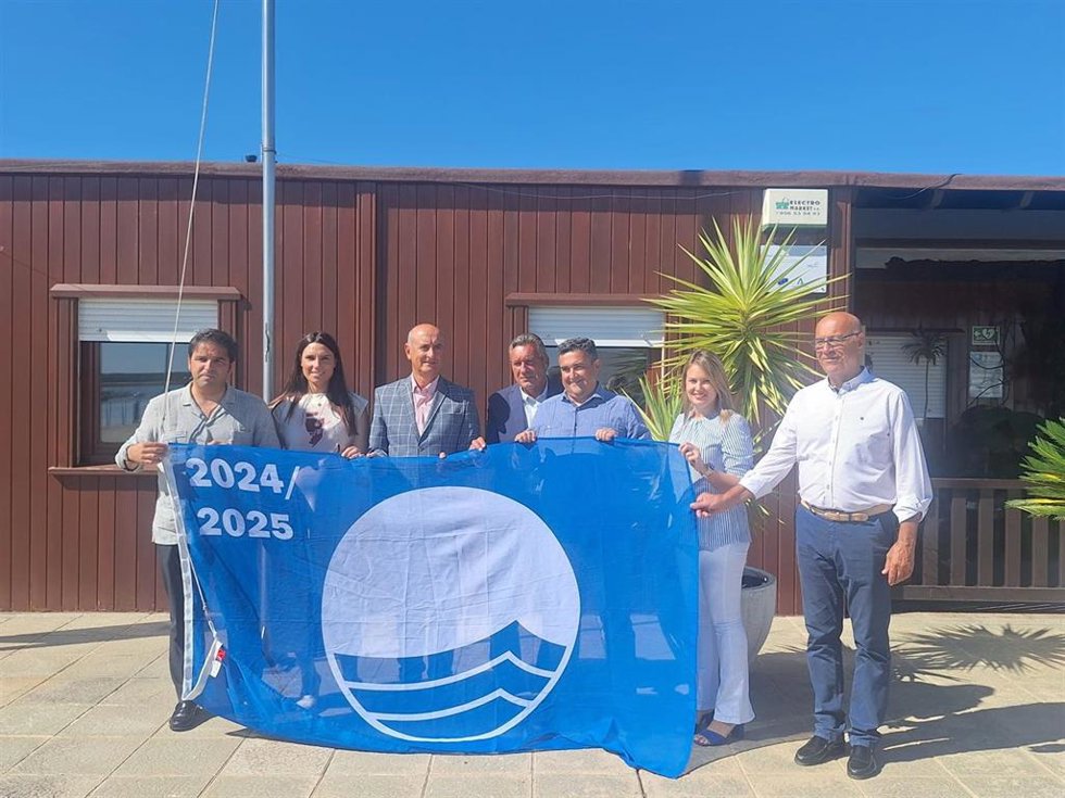 Izada de la bandera azul del Puerto Deprotivo de El Terrón (Huelva).