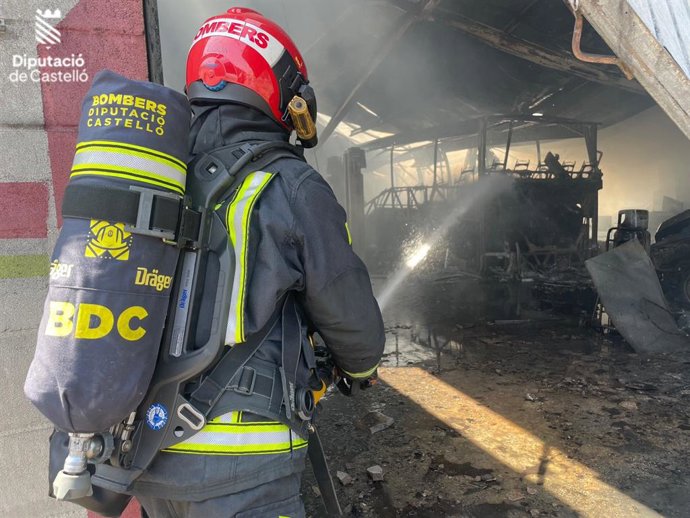 Controlat l'incendi declarat en una empresa d'autobusos de La Vall d'Uixó