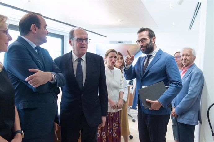 El Defensor del Pueblo, Ángel Gabilondo (2i), y el ministro de Economía, Comercio y Empresa, Carlos Cuerpo (2d), 