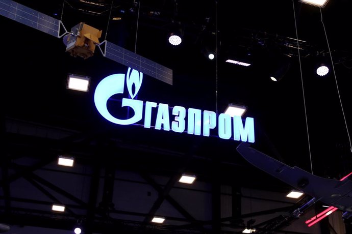 Archivo - Logotipo de Gazprom