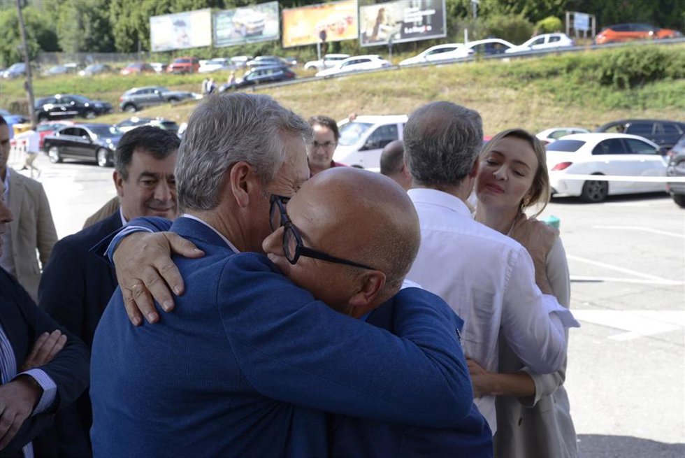 El presidente de la Xunta de Galicia y presidente del PPdeG, Alfonso Rueda (i), y el senador del PP y expresidente de la Diputación de Ourense, José Manuel Baltar (d), vota durante el XIX Congreso Extraordinario del PP de Ourense, en el Pazo dos Deporte