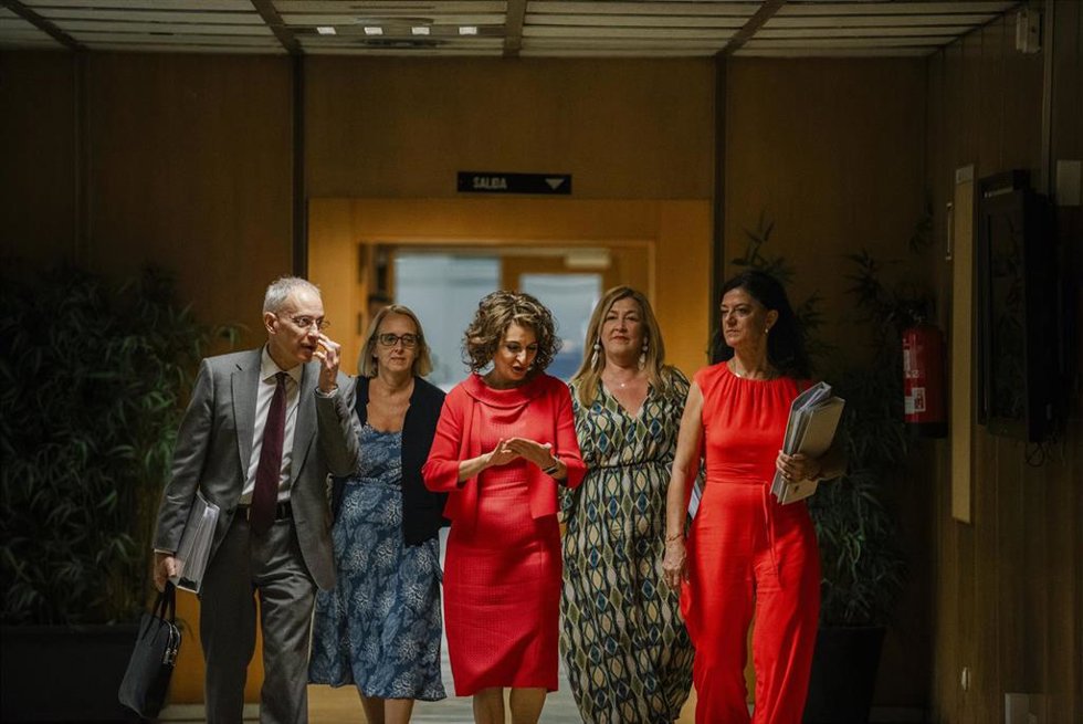 La vicepresidenta primera del Gobierno y ministra de Hacienda, María Jesús Montero (c), llega a presidir el Consejo de Política Fiscal y Financiera (CPFF), a 15 de julio de 2024, en Madrid (España). Cada mes de julio, se celebra el Consejo de Política F
