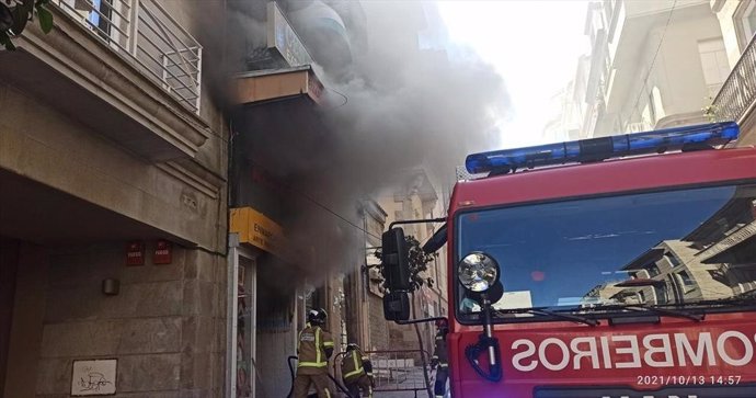 Archivo - Los bomberos intervienen en la extinción del incendio.