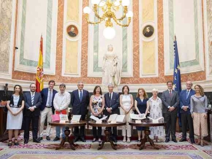 En el centro, Francina Armengol y Guido Cornini. Junto a ellos, los descendientes de Martínez de la Rosa; el director del Instituto Cervantes, García Montero (con chaqueta blanca) y el director del centro de Roma, Ignacio Peyró (2º. Por la izda).