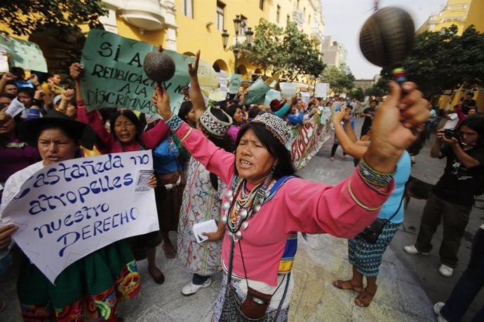 April 9, 2014 - Lima, PERU - MANIFESTANTES DE 226 FAMILIAS DE DIFERENTES ETNIAS  ENTRE SHIPIBOS, KAKATAIBO,ASHANINKAS, QUECHUAS Y  AYMARAS AFINCADOS EN CANTAGALLO,PROTESTAN ANTE EL MUNICIPIO DE LIMA EN LA QUE PIDEN REUBICACION Y CONSTRUCCION DE VIVIENDAS 