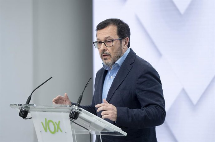 El portaveu de Vox, José Antonio Fúster, durant una roda de premsa després de la reunió del Comitè d'Acció Política de Vox, en la seu del partit, a 15 de juliol del 2024, a Madrid (Espanya). 