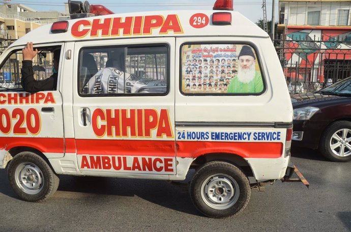 Archivo - July 29, 2020, Peshawar, Khyber Pakhtunkhwa, Pakistan: An ambulance shifting the body of a blasphemy accused who was shot dead inside a courtroom. Cops deployed outside sessions court after a blasphemy accused was shot dead inside a courtroom.