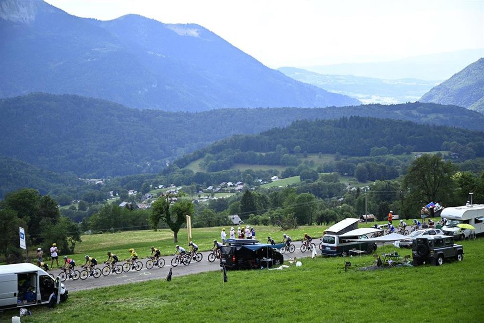 Archivo - FILED - 15 July 2023, France, Morzine Les Portes du Soleil: Cyclists in action during the 14th stage of the 110th edition of the Tour de France cycling race, 152 km between Annemasse and Morzine Les Portes du Soleil, in the French Alps. Photo: