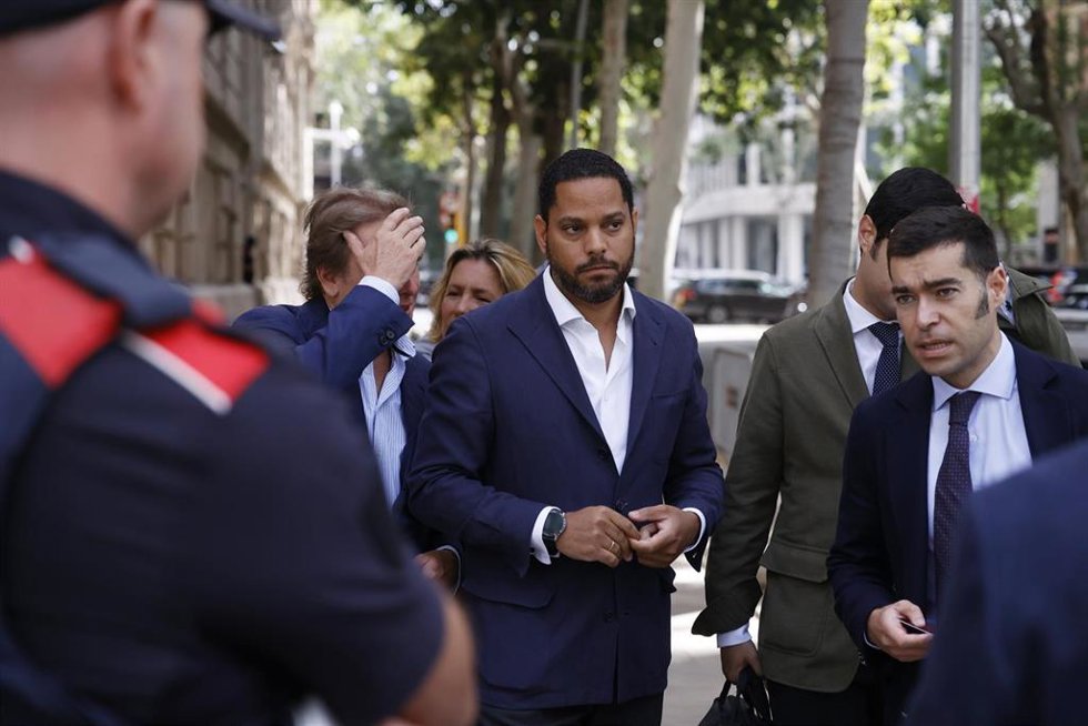 El secretario general de VOX, Ignacio Garriga (c), a su llegada al tribunal de la sección siete de la Audiencia de Barcelona, a 15 de julio de 2024, en Barcelona, Catalunya (España)