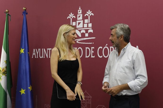 El portavoz del gobierno municipal del Ayuntamiento de Córdoba, Miguel Ángel Torrico, y la teniente de alcalde delegada de Modernización Digital, Lourdes Morales.