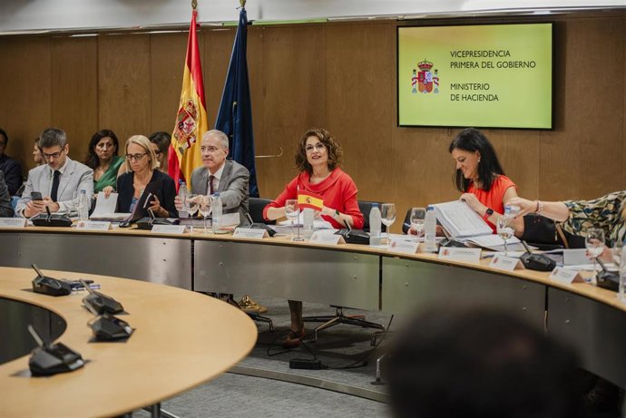 A vicepresidenta primeira do Goberno e ministra de Facenda, María Jesús Montero (c), preside o Consello de Política Fiscal e Financeira (CPFF), a 15 de xullo de 2024, en Madrid (España). Cada mes de xullo, celébrase o Consello de Política Fiscal e Fin