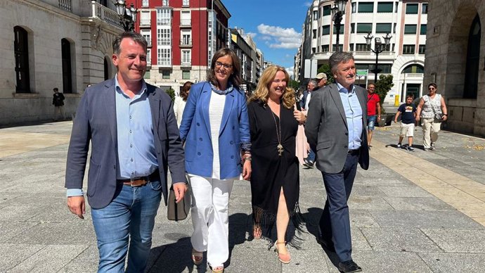 Borja Suárez, Carmen Fúnez, Cristina Ayala Y Francisco Vázquez Antes De La Junta Directiva Provincial Del PP De Burgos.