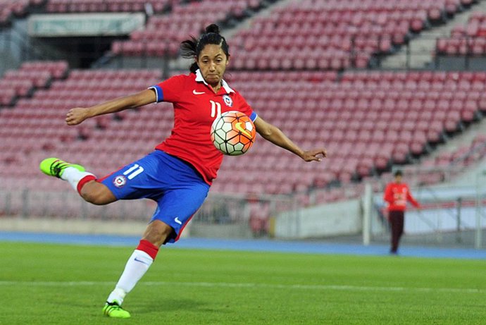 Futbol femenino, Amistoso Chile vs Uruguay. La jugadora de la selección chilena Fernanda Araya controla el balón durante el partido amistoso contra Uruguay el Estadio Nacional de Santiago, Chile. 28/08/2016 Sergio Piña/Photosport  Women's Soccer,